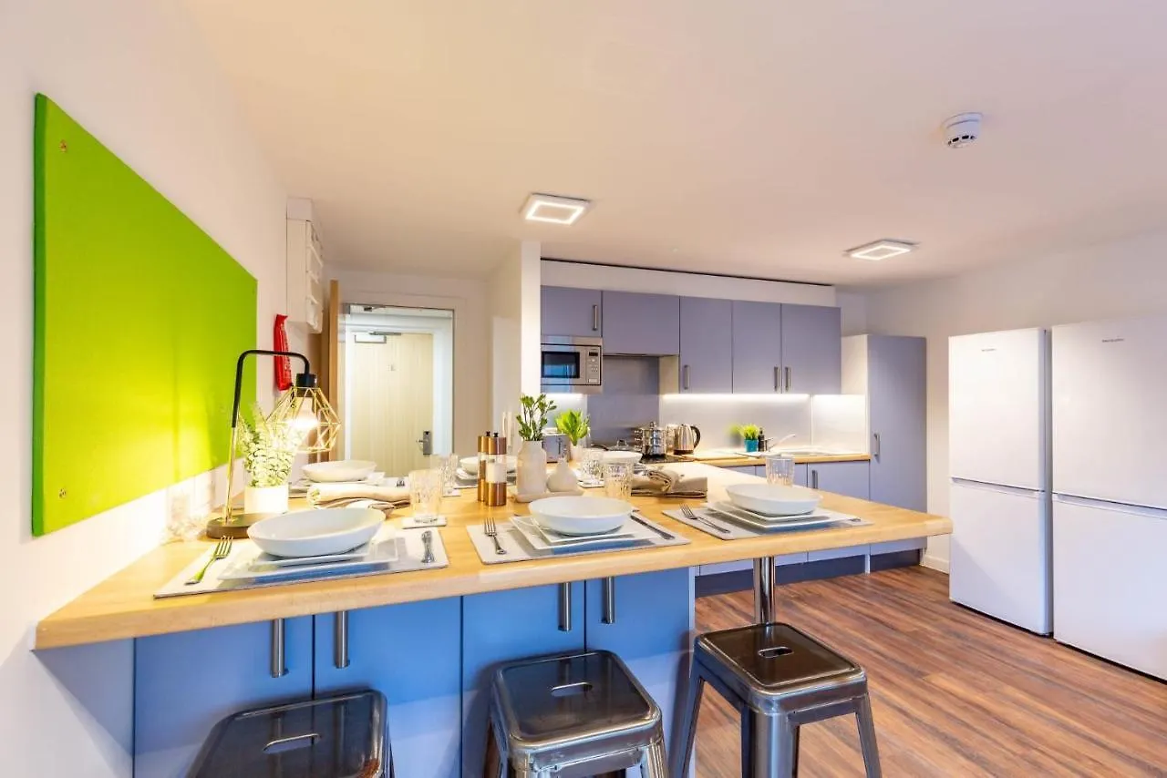 Ensuite Bedrooms With Shared Kitchen At Hollingbury House In ברייטון דירה