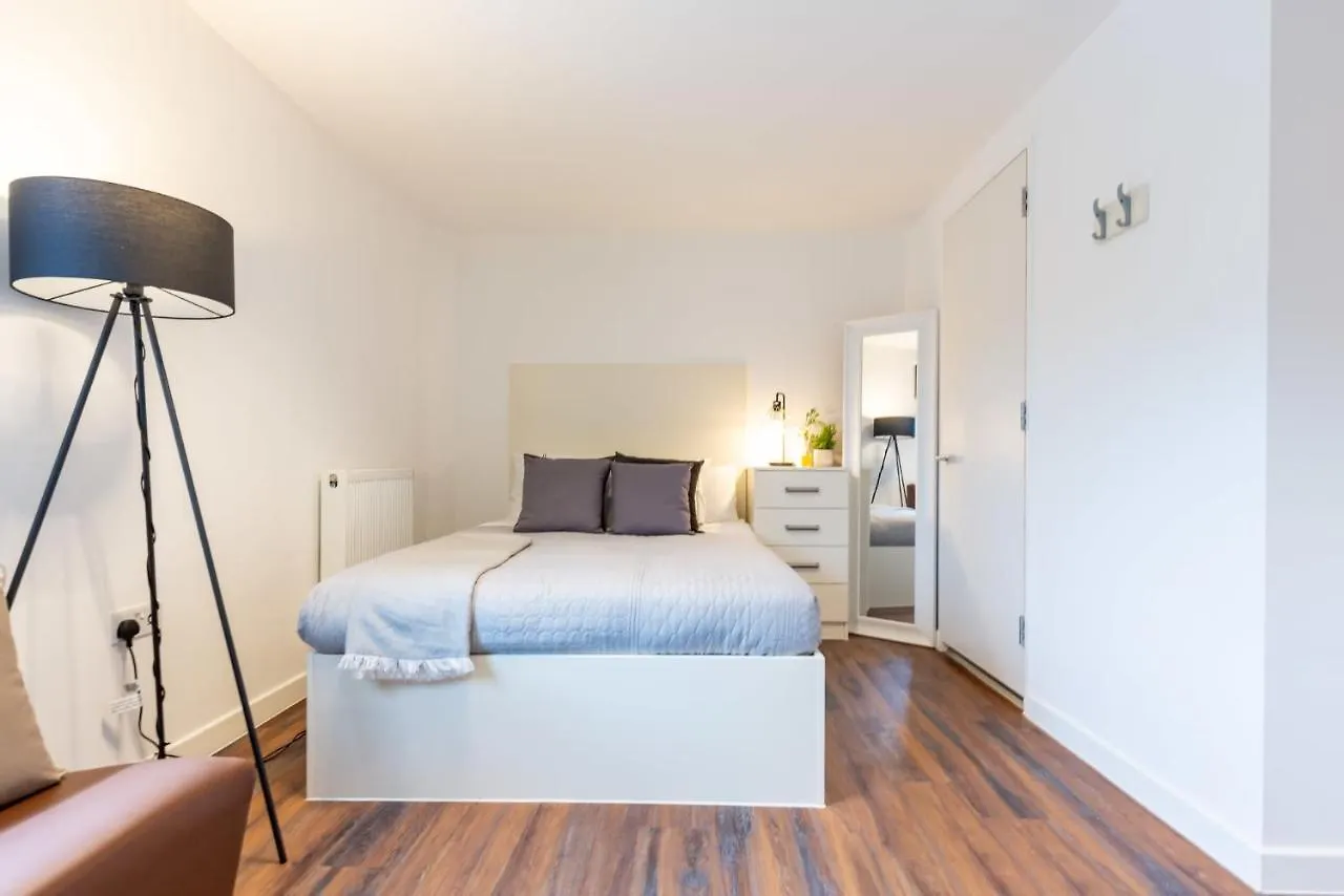 דירה Ensuite Bedrooms With Shared Kitchen At Hollingbury House In ברייטון